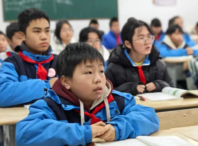 将课堂真实交还学生数学课上学生化身校园测量师实地测量 将课堂真实交还学生数学课上学生化身校园测量师实地测量
