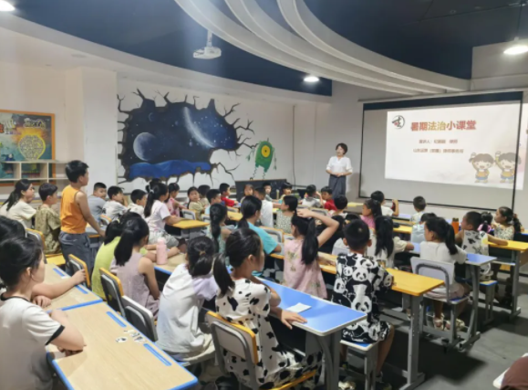 学生从起步中年级开端“主动使用”高年级尝试协同解决问题 学生从起步中年级开端“主动使用”高年级尝试协同解决问题