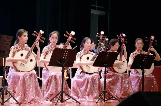 学生参观学习优异剧院的高水平艺术扮演找出本身技术短板 学生参观学习优异剧院的高水平艺术扮演找出本身技术短板