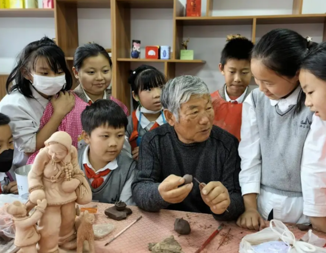 学生拓展学术视野师生双向精进一起生长育人润物无声