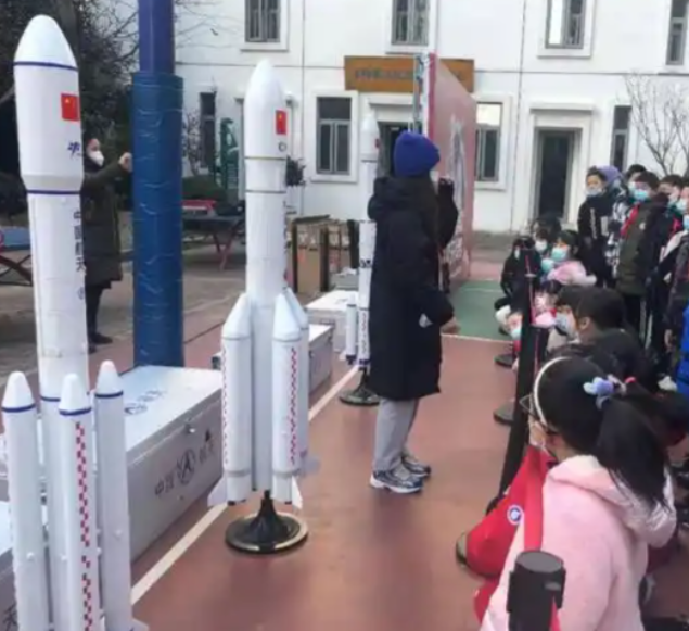 馆校合作并非偶然小学是一所以航天科技教育为特征的校园