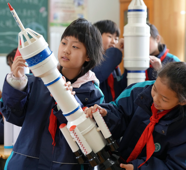 馆校合作并非偶然小学是一所以航天科技教育为特征的校园