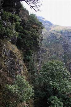 崇山峻岭的意思